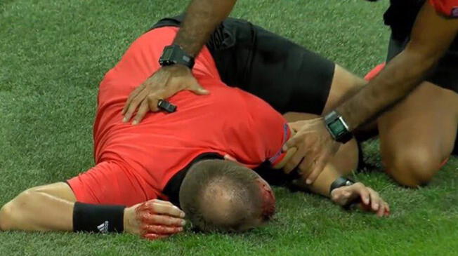Viral: La brutal agresión a un árbitro en la Europa League | VIDEO          