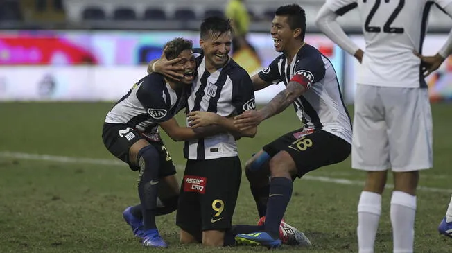 Mauricio Affonso celebra su primer gol con Alianza Lima junto a Kevin Quevedo y Rinaldo Cruzado.