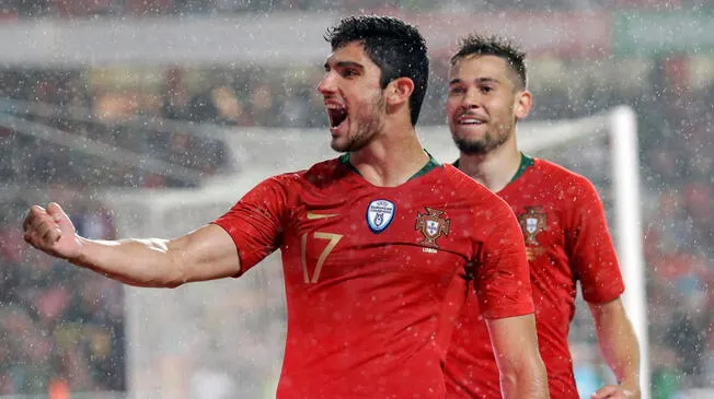 Gonçalo Guedes celebra un gol con Portugal.