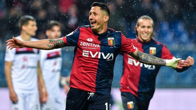 Gianluca Lapadula celebra un gol con el Genoa, atrás aparece Diego Laxalt.