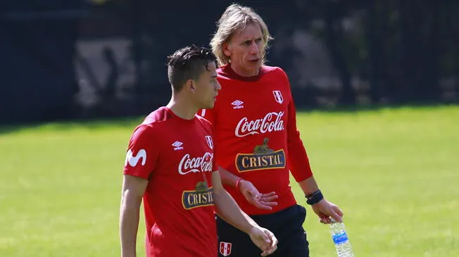 Ricardo Gareca y Cristian Benavente durante un entrenamiento de la Selección Peruana