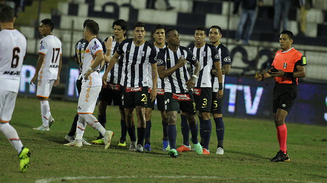 Roberto Villamarín celebra el gol del triunfo de Alianza Lima ante Ayacucho FC en Matute