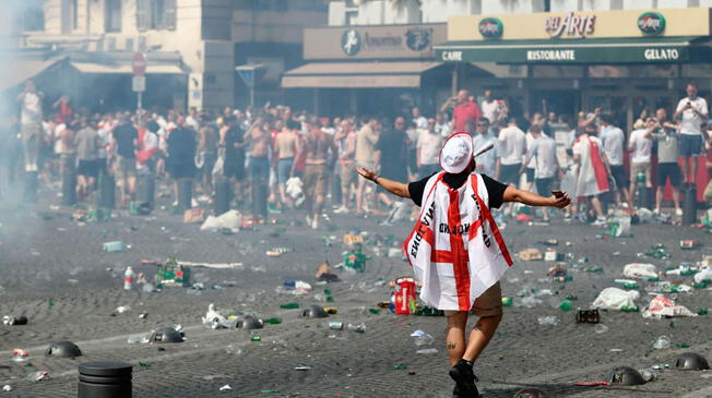 Inglaterra frenó la violencia en sus estadios con medidas radicales