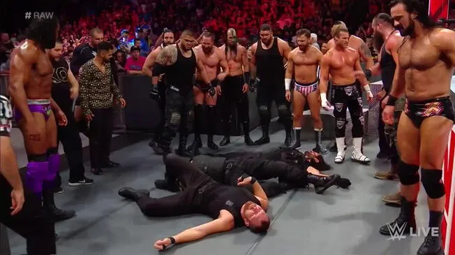 En WWE RAW WWE RAW: The Shield fue atacado brutalmente por toda la división roja.