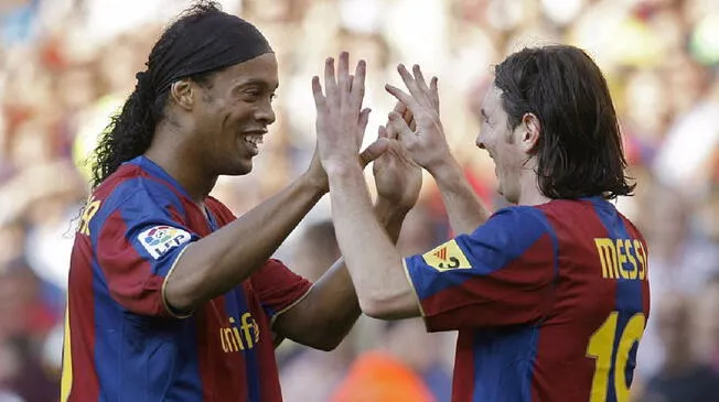 Ronaldinho celebra un gol con Lionel Messi en el Barcelona.