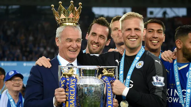 Claudio Ranieri celebra el título de la Premier League con los jugadores del Leicester City.
