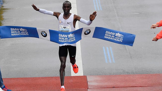 Eliud Kipchoge destrozó el récord mundial en la maratón de Berlin.
