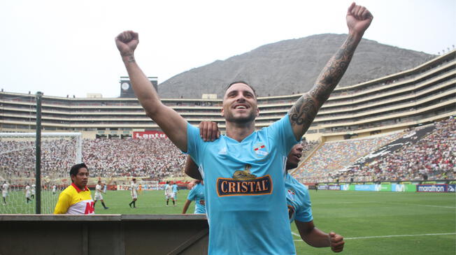 Emanuel Herrera celebra un gol con Sporting Cristal.