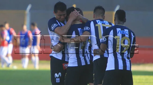Los jugadores de Alianza Lima celebran uno de los goles ante Unión Comercio