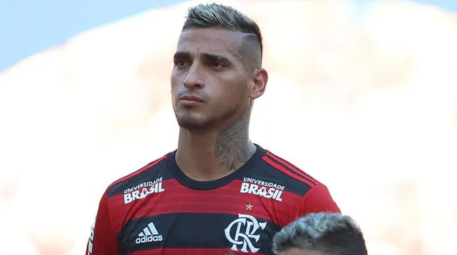 Miguel Trauco, durante la entonación del himno antes del Flamengo vs. Atlético Mineiro.