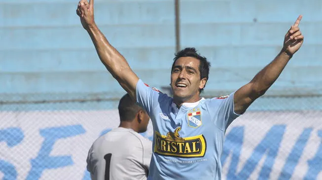 Miguel Ximénez celebra un gol durante su etapa en Sporting Cristal.