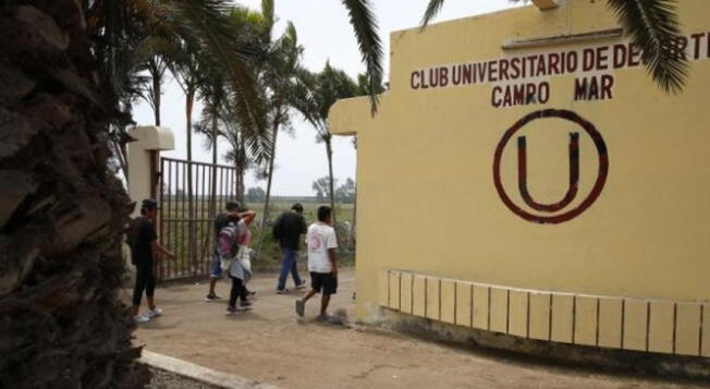 Un aproximado de 30 hinchas ingresaron al complejo deportivo Campo Mar y dialogaron con los jugadores de Universitario tras las prácticas. 