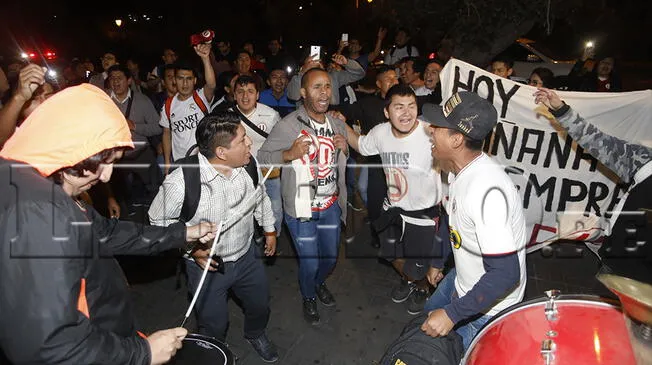 Universitario vs Sport Huancayo: hinchas cremas realizaron banderazo en la concentración de su equipo | VIDEO