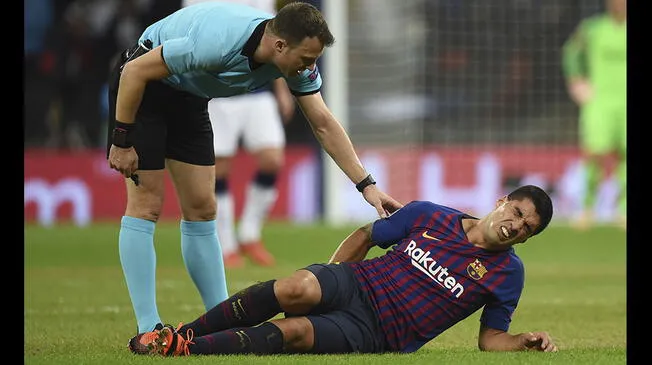 Luis Suárez se lamenta un golpe durante el Tottenham-Barcelona en Wembley.