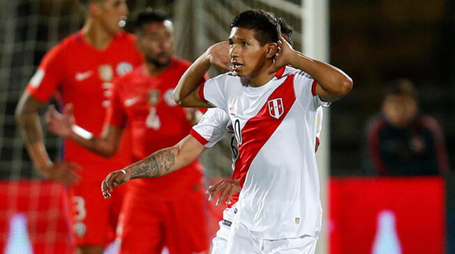 Edison Flores celebra su gol a Chile en las Eliminatorias Rusia 2018.