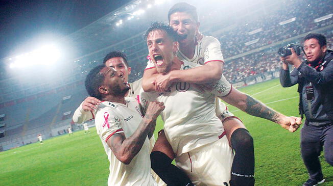Germán Denis celebra su gol con Universitario a Sport Huancayo.