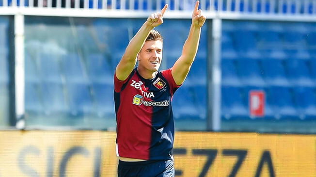 Krzysztof Piatek celebra un gol con el Genoa.