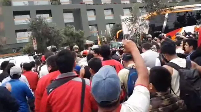 Universitario vs. Unión Comercio: Hinchas realizaron banderazo en el Hotel Sonesta en la previa del partido