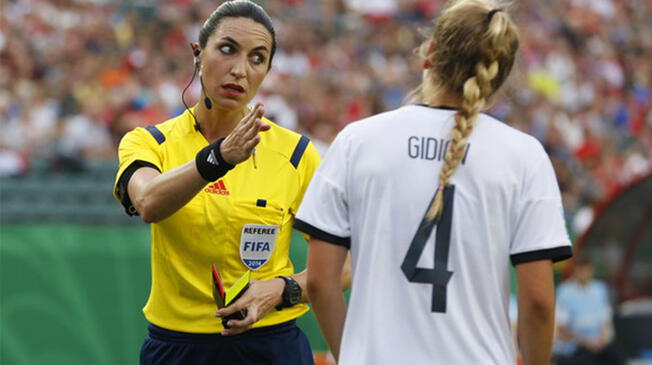 Fútbol Argentino: Conoce a Salomé Di Iorio, la mujer árbitro que está de 'moda'