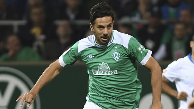 Claudio Pizarro y Werder Bremen van por la punta de la Bundesliga.