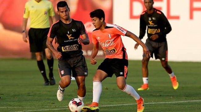 Jairo Concha enfrentando a la Selección Peruana adulta en la Videna. 