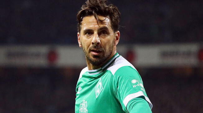 Werder Bremen cayó goleado con Bayer Leverkusen. Claudio Pizarro anotó un gol.