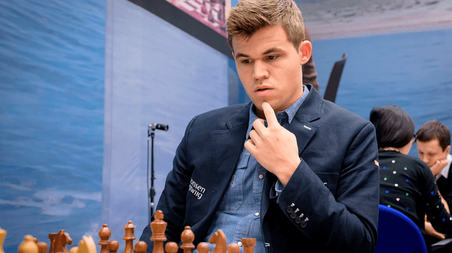 Magnus Carlsen | El Gran Maestro Internacional noruego #1 del Mundo ganó tres partidas simultáneas con los ojos vendados | Video