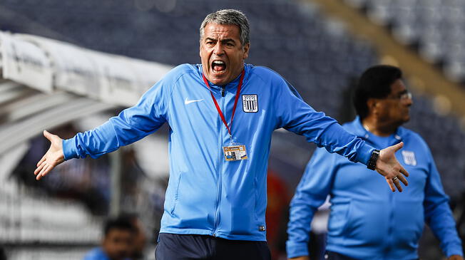 Pablo Bengoechea, durante un partido de Alianza Lima.