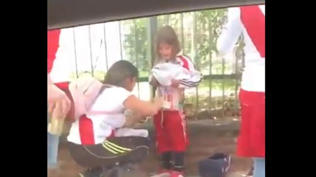 River Plate vs Boca Juniors SUSPENDIDO: Mujer que pasó bengalas camufladas en su hija fue detenida por la policía | VIDEO