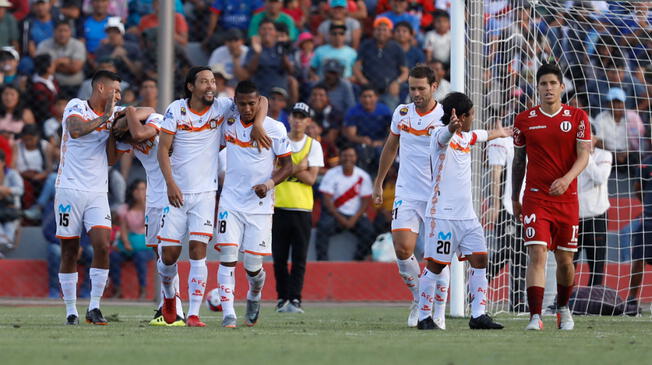 Los jugadores de Ayacucho FC celebran un gol ante Universitario.