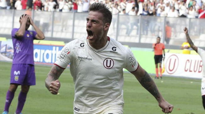Germán Denis celebra un gol con Universitario.