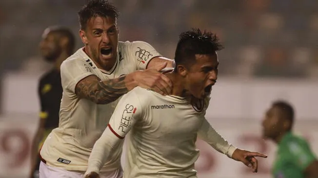 Germán Denis y Anthony Osorio celebran un gol de Universitario.