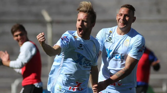 Danilo Carando celebra un gol con Real Garcilaso.