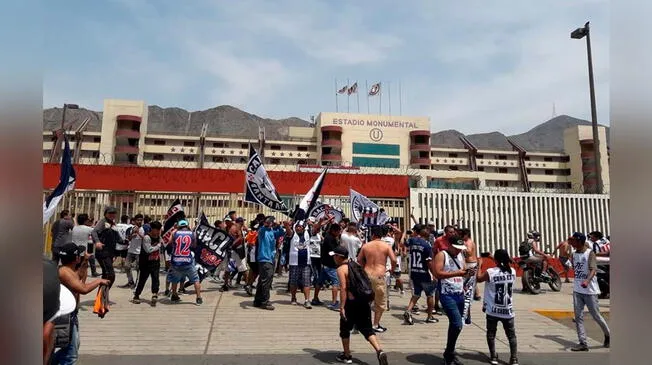 Alianza Lima │ Universitario: Hinchas blanquiazules pintaron la fachada del Estadio Monumental │ FOTOS