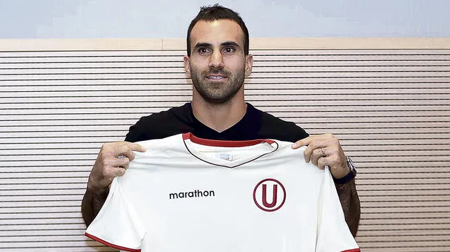 José Carvallo posa con la camiseta de Universitario.