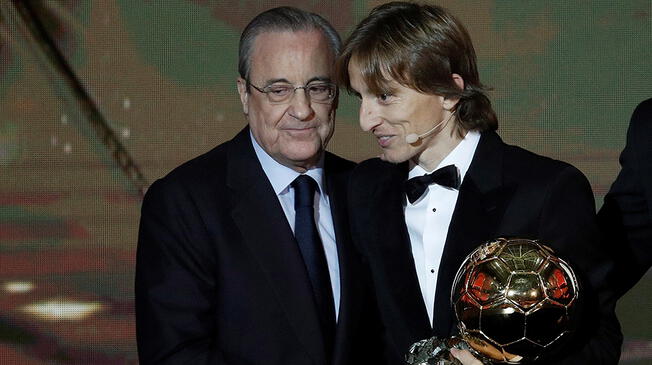Florentino Pérez y Luka Modric en la premiación del Balón de Oro. 