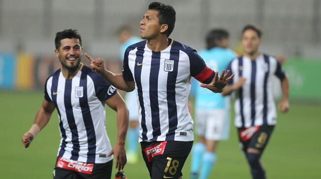 Rinaldo Cruzado celebra un gol de Alianza Lima ante Sporting Cristal.