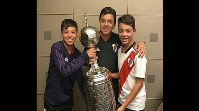 Matías y Santino posan junto a papá con la Libertadores de América. 