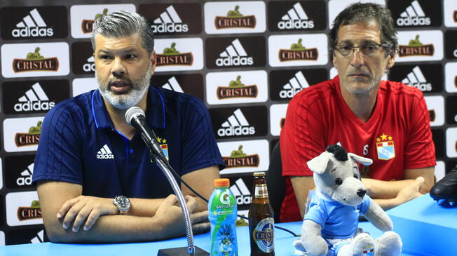 Carlos Benavides y Mario Salas, durante una conferencia de prensa.