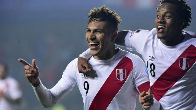 Paolo Guerrero y André Carrillo celebran un gol de la Selección Peruana en la Copa América.