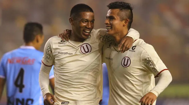 Enmanuel Páucar y Anthony Osorio celebran un gol de Universitario.