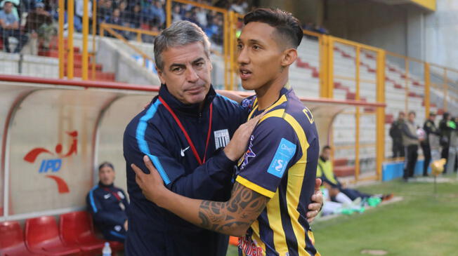 Pablo Bengoechea se abraza con Christofer Gonzales