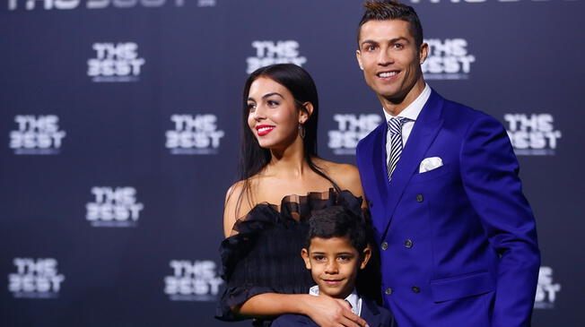  Cristiano Ronaldo ha conmovido a las redes sociales con una cálida fotografía junto a Georgina Rodríguez y sus cuatro retoños.