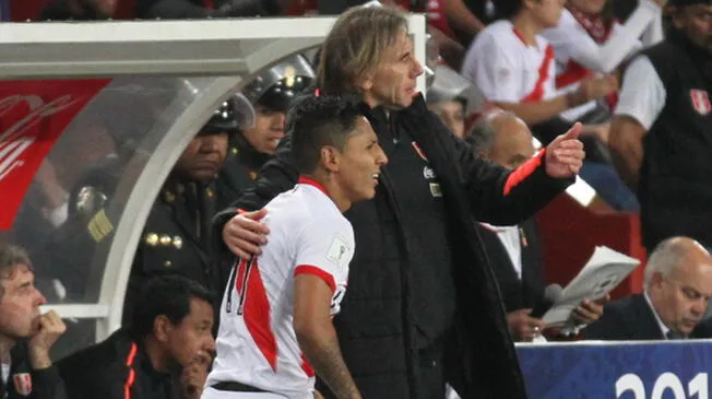 Raúl Ruidíaz recibe indicación de Ricardo Gareca antes de jugar un partido con la Selección Peruana.