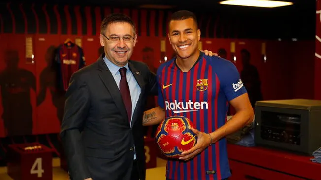 Jeison Murillo posa junto al presidente del Barcelona, Josep Bartomeu.