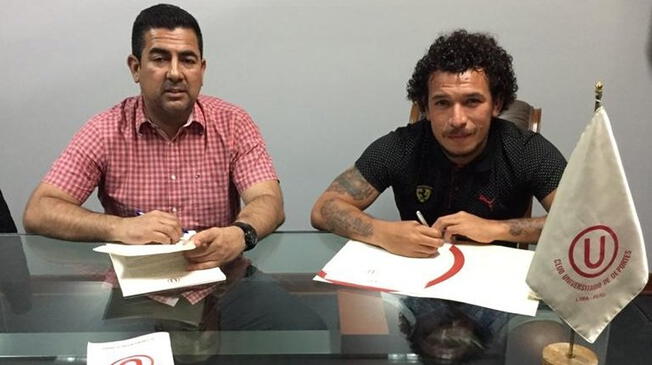 Gary Correa firmando contrato con Universitario.