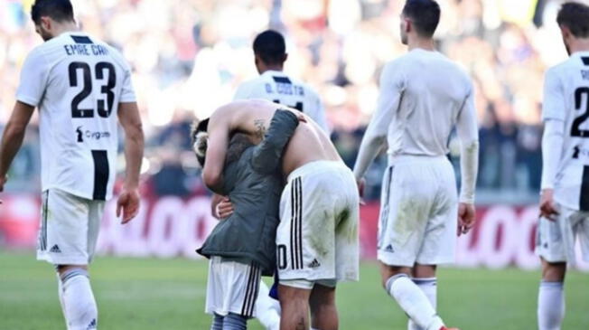 Juventus: Dybala casi se queda desnudo en pleno campo de juego