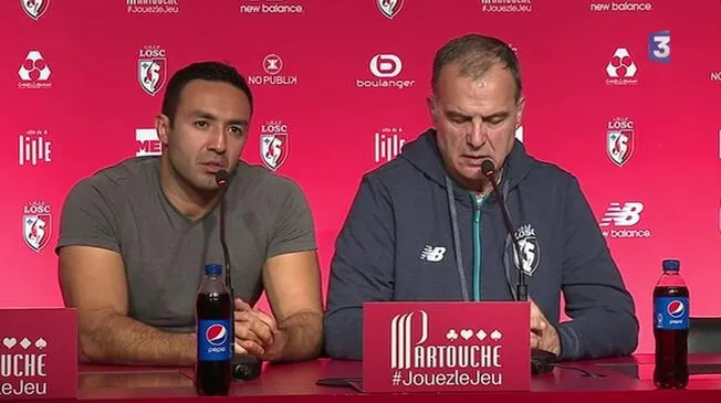 Salim Lamrani y Marcelo Bielsa en una conferencia de prensa del Leeds United.