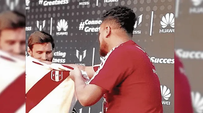 Lionel Messi recibiendo una camiseta de la selección peruana. Foto: Captura.