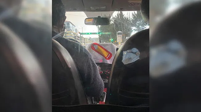 Un taxista lleva el símbolo de Perú Libre dentro de su auto.